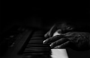 کتاب صوتی ” پیانیستی در تاریکی “